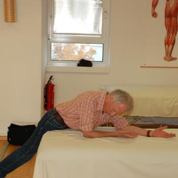 Harvey Burns in class demonstrating a Rolfing technique to students