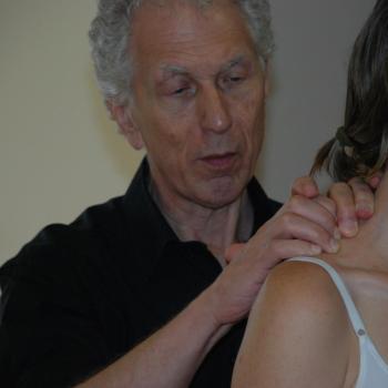 Harvey Burns in class demonstrating a Rolfing technique to students